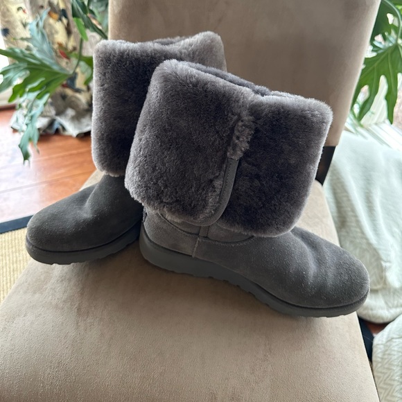 Like New ! UGG Fur Foldover Boot in Grey - Picture 2 of 6